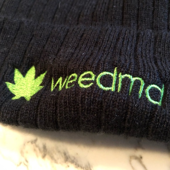 WeedMD Cannabis Pom Pom Beanie/Toque - Picture 3 of 4